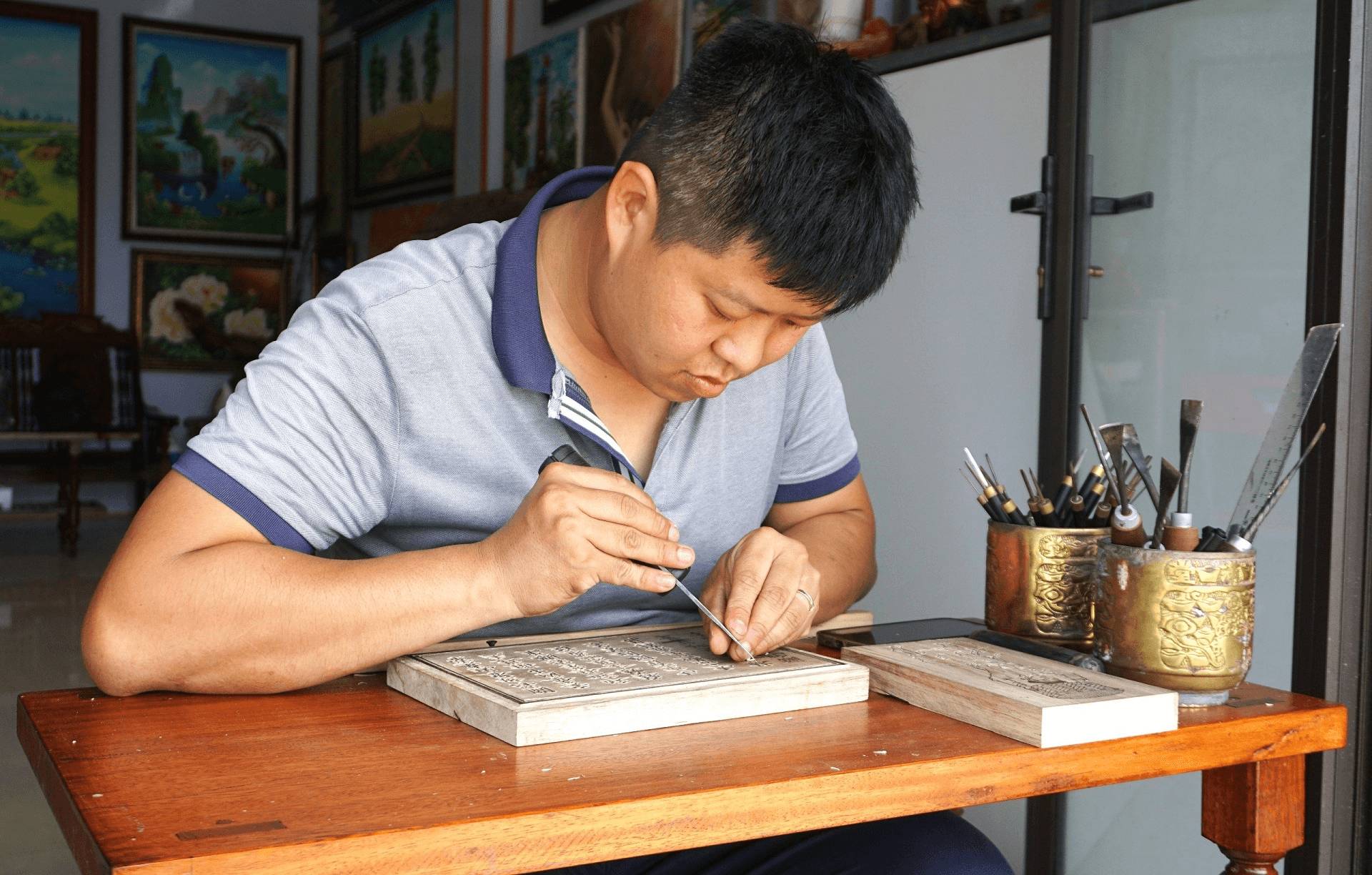 Nghệ nhân trẻ góp phần hồi sinh nghề khắc in mộc bản Thanh Liễu