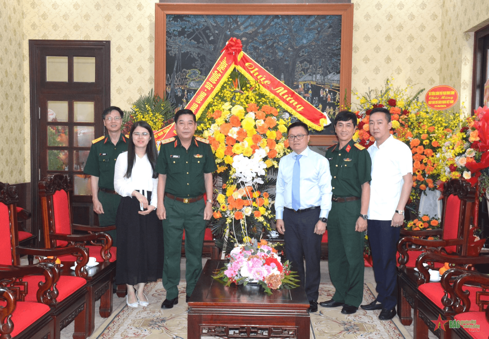 Trung tướng Nguyễn Văn Gấu thăm, chúc mừng các cơ quan thông tấn, báo chí