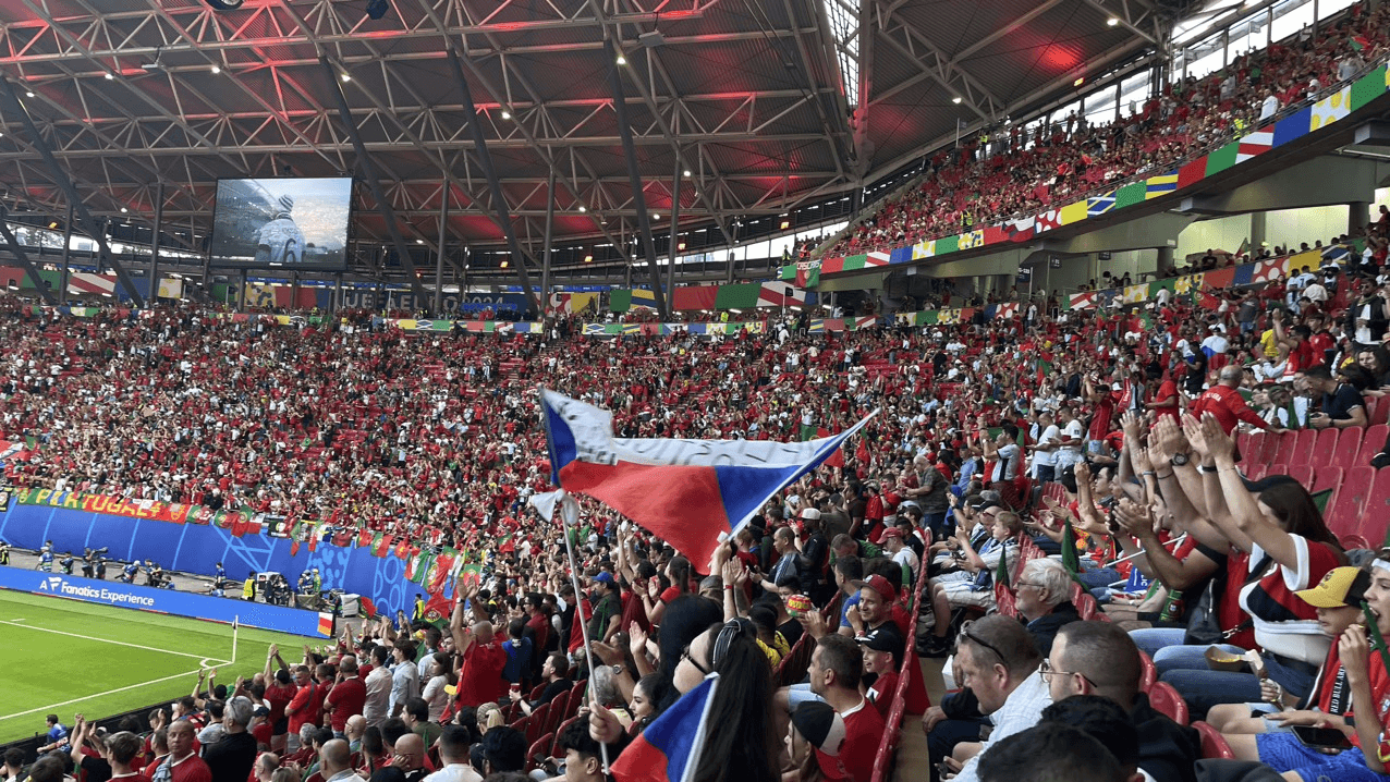 Muôn nẻo Euro: Xem CR7 thi đấu một lần, cả đời không quên