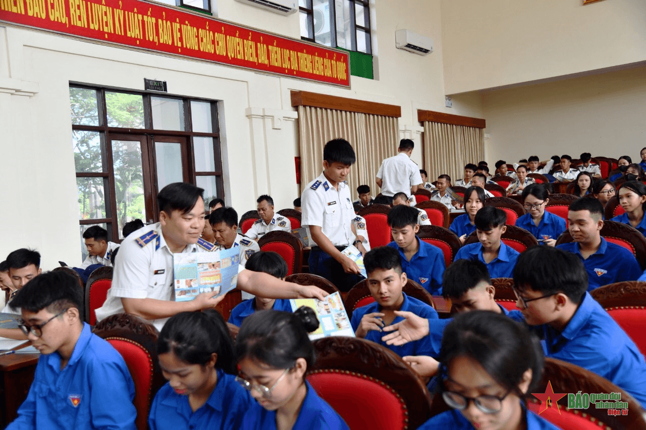 Hải đội 102, Bộ tư lệnh Vùng Cảnh sát biển 1 chung tay xây dựng xã, phường, thị trấn sạch ma túy