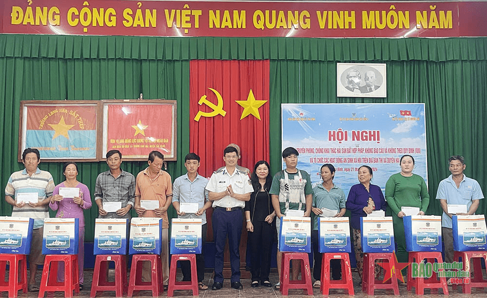 Bộ tư lệnh Vùng Cảnh sát biển 3 đồng hành với ngư dân thị xã Duyên Hải, tỉnh Trà Vinh