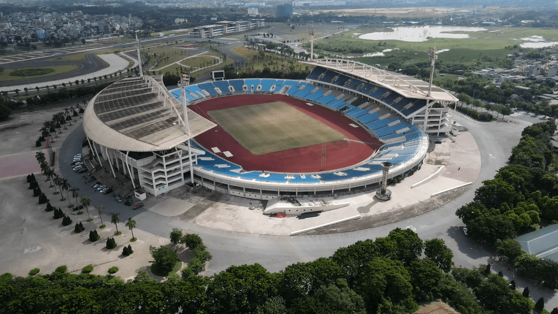 Diễn đàn chủ nhật: Sân bóng làng có thể mơ World Cup?