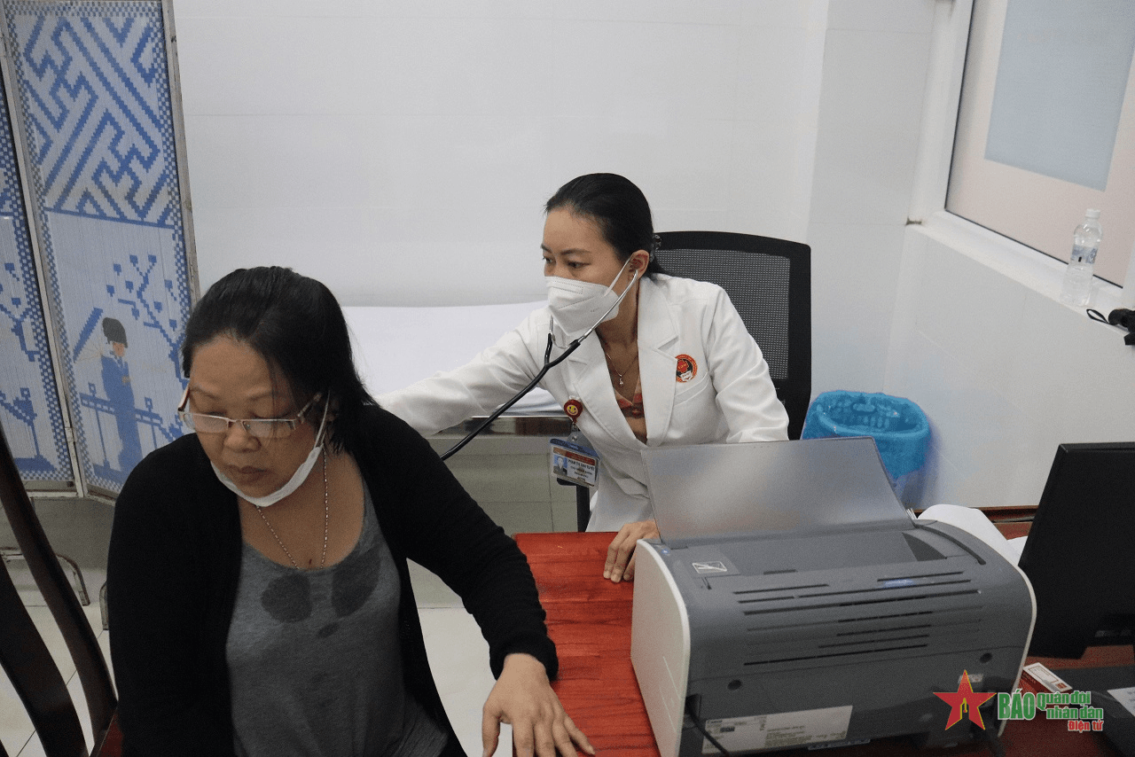 Nữ bác sĩ quân y hết mình vì nhiệm vụ

​