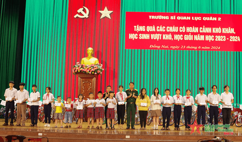 Trường Sĩ quan Lục quân 2 tặng quà các cháu học sinh