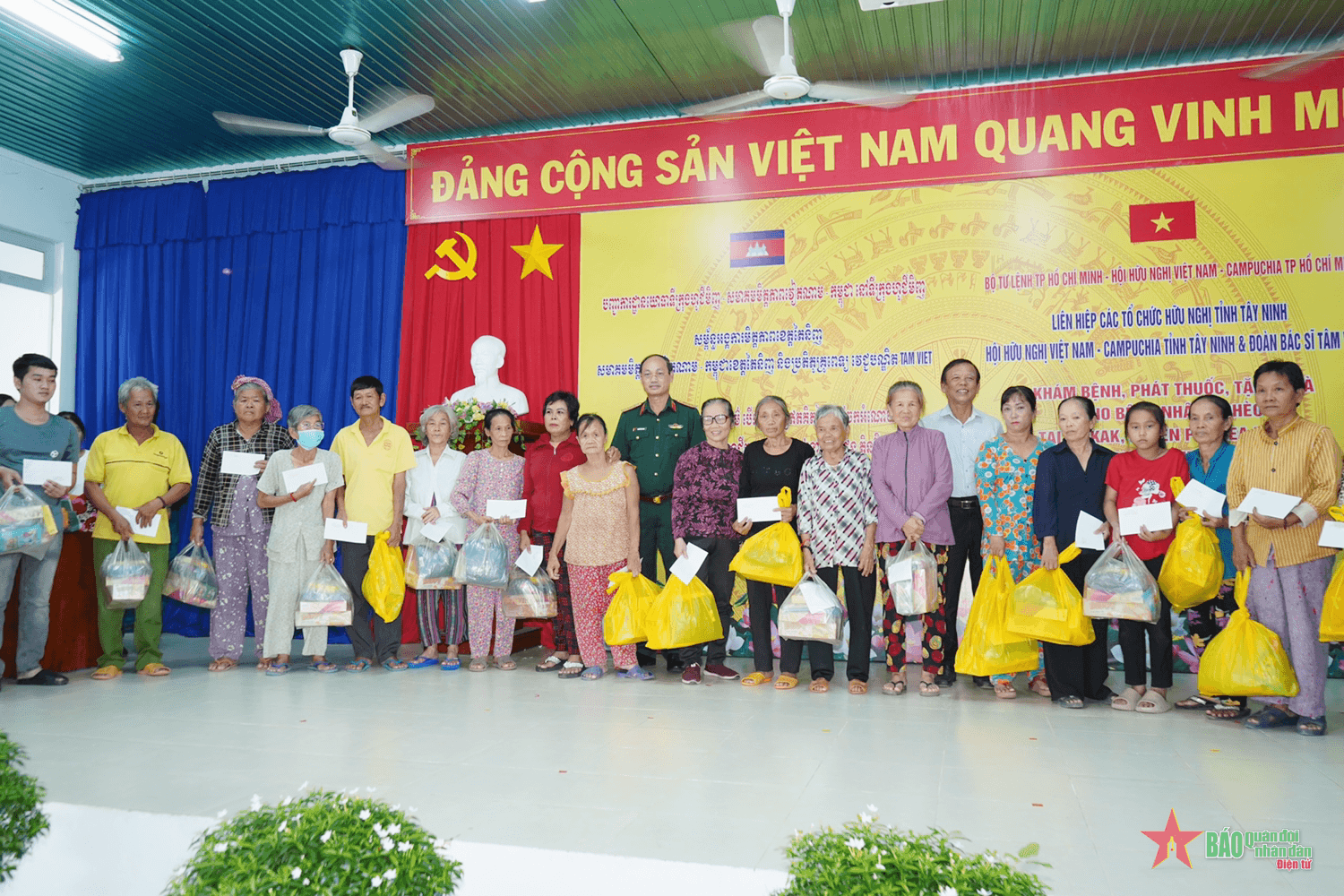 Bộ tư lệnh TP Hồ Chí Minh phối hợp khám bệnh, tặng quà người dân biên giới Việt Nam - Campuchia