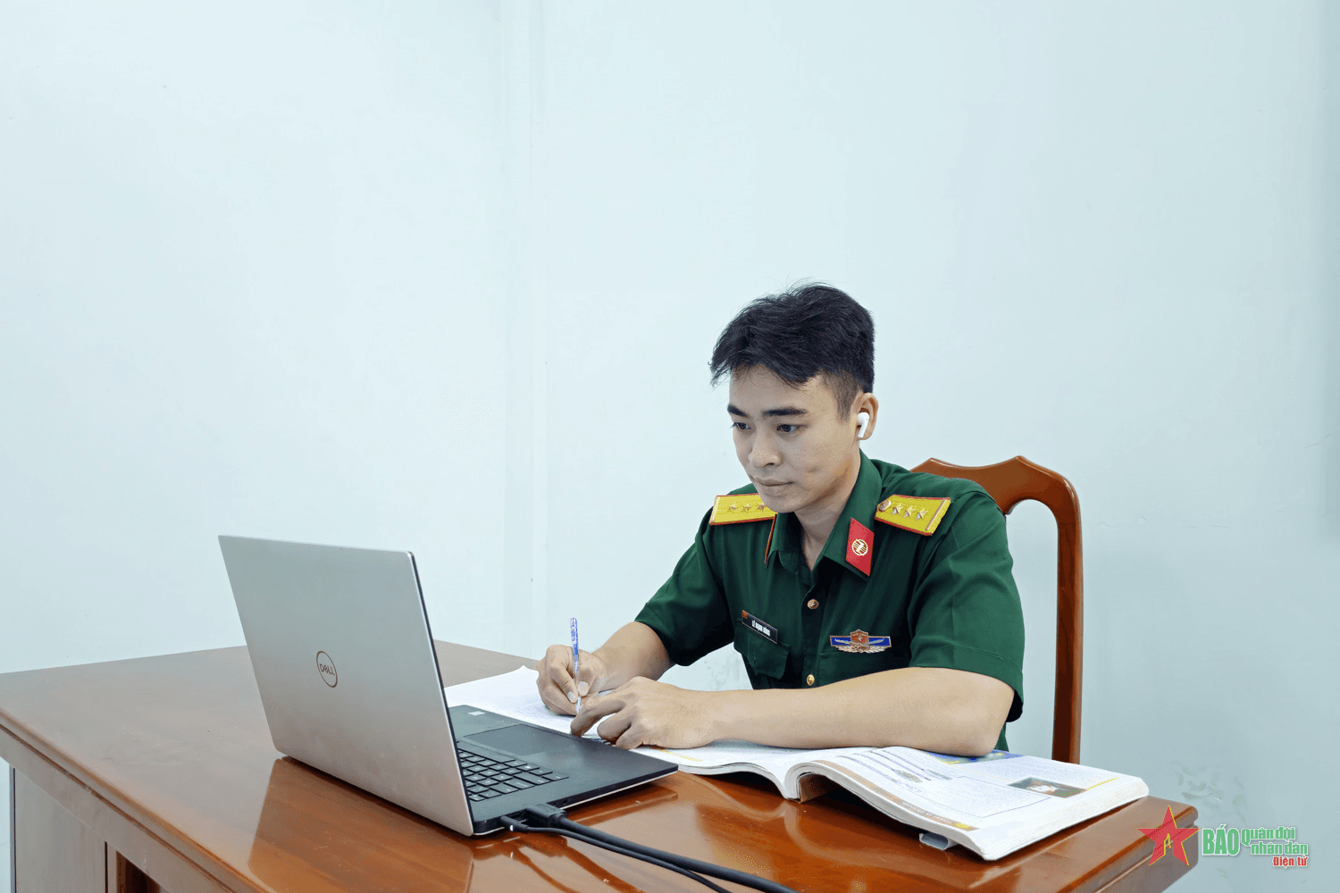 Chính trị viên đại đội giỏi quản lý, đam mê tiếng Anh