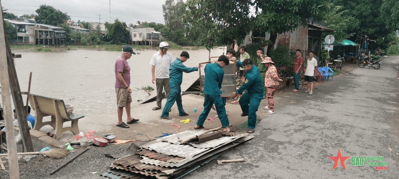 An Giang: Lực lượng dân quân giúp nhân dân di dời tài sản