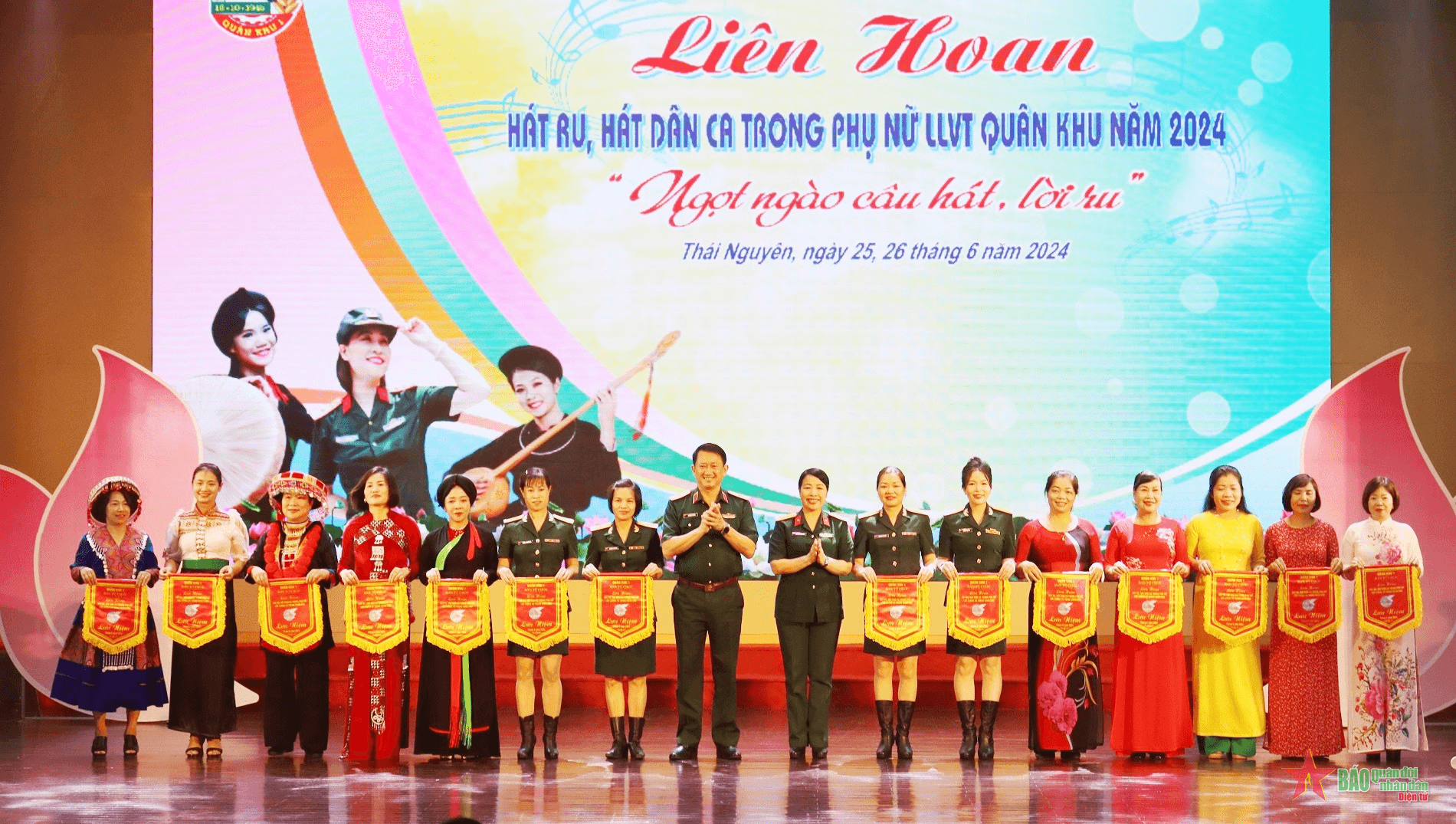 Phụ nữ lực lượng vũ trang Quân khu 1 tham gia liên hoan hát ru, hát dân ca
