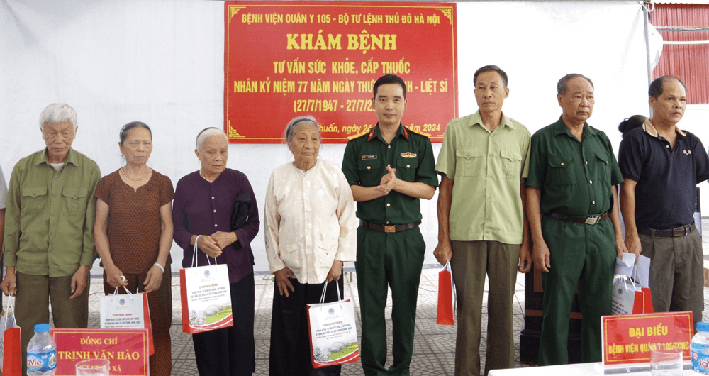 Bệnh viện Quân y 105, Tổng cục Hậu cần khám bệnh, tặng quà cho hơn 300 đối tượng chính sách