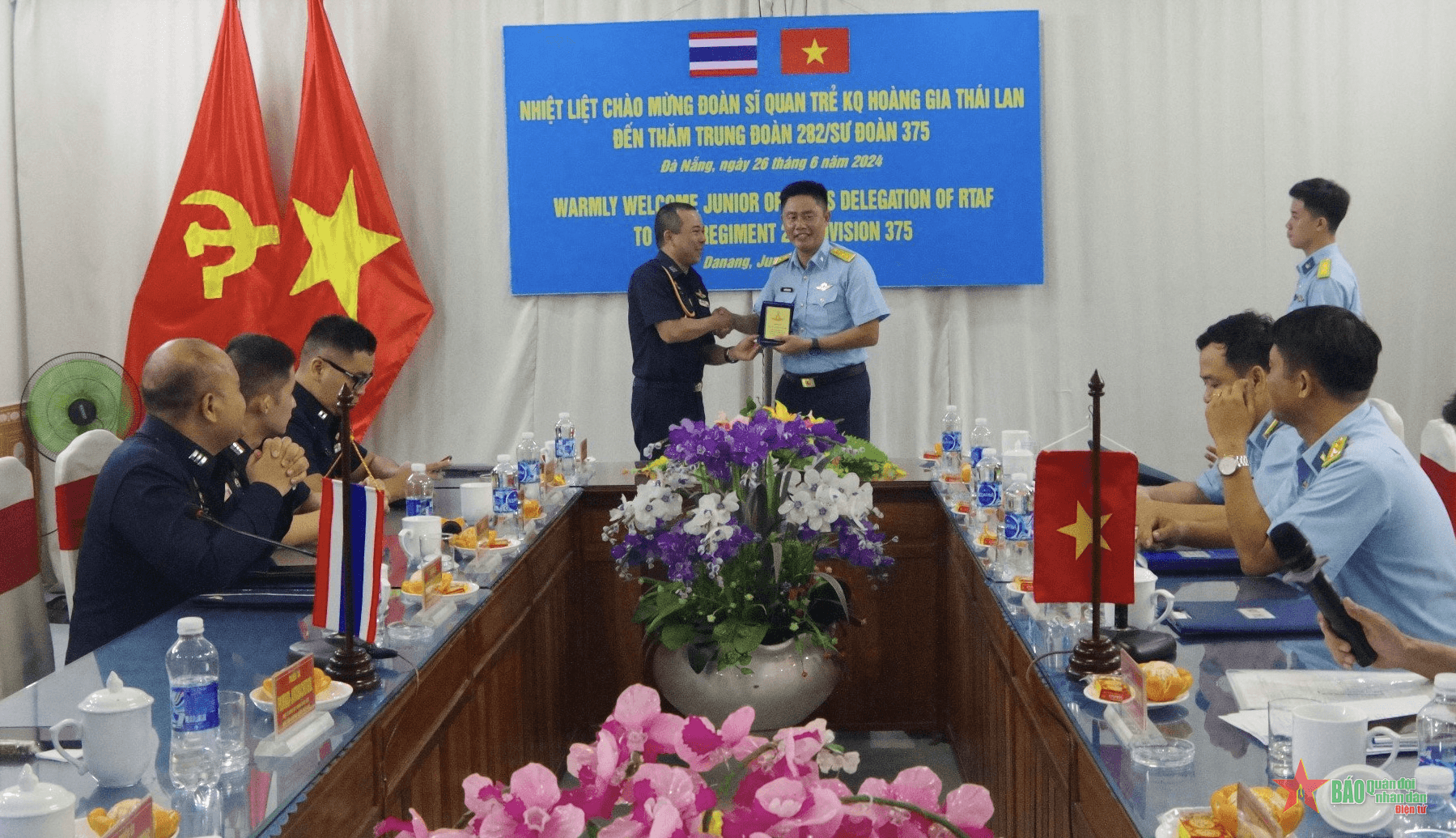 Đoàn sĩ quan trẻ Quân đội Hoàng gia Thái Lan thăm và làm việc tại Trung đoàn Tên lửa 282