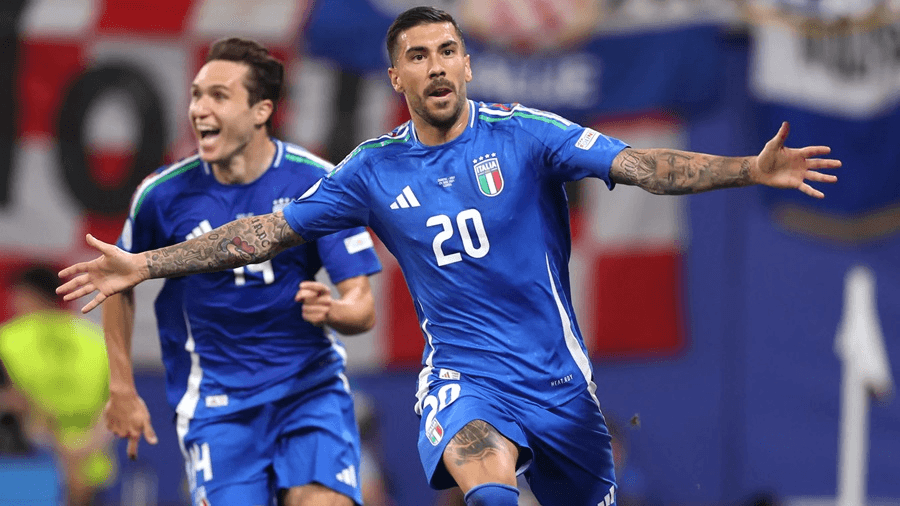 Đường tới Berlin: Đã có một Italy sống sót, giờ là Italy biết đá bóng
