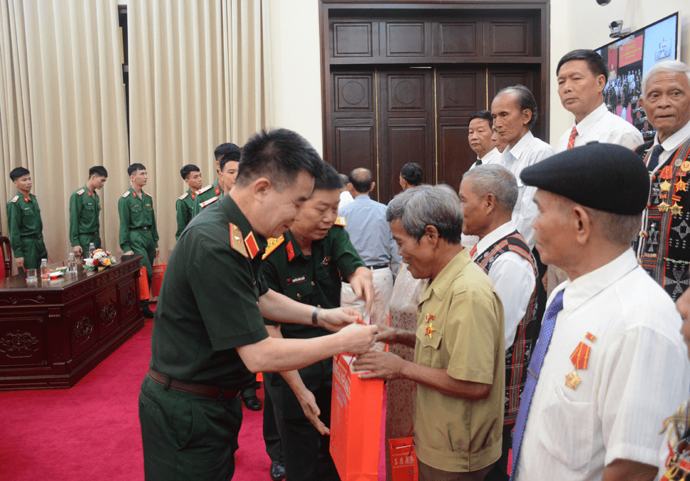 Bộ Quốc phòng gặp mặt đoàn đại biểu người có công với cách mạng tỉnh Thừa Thiên Huế
