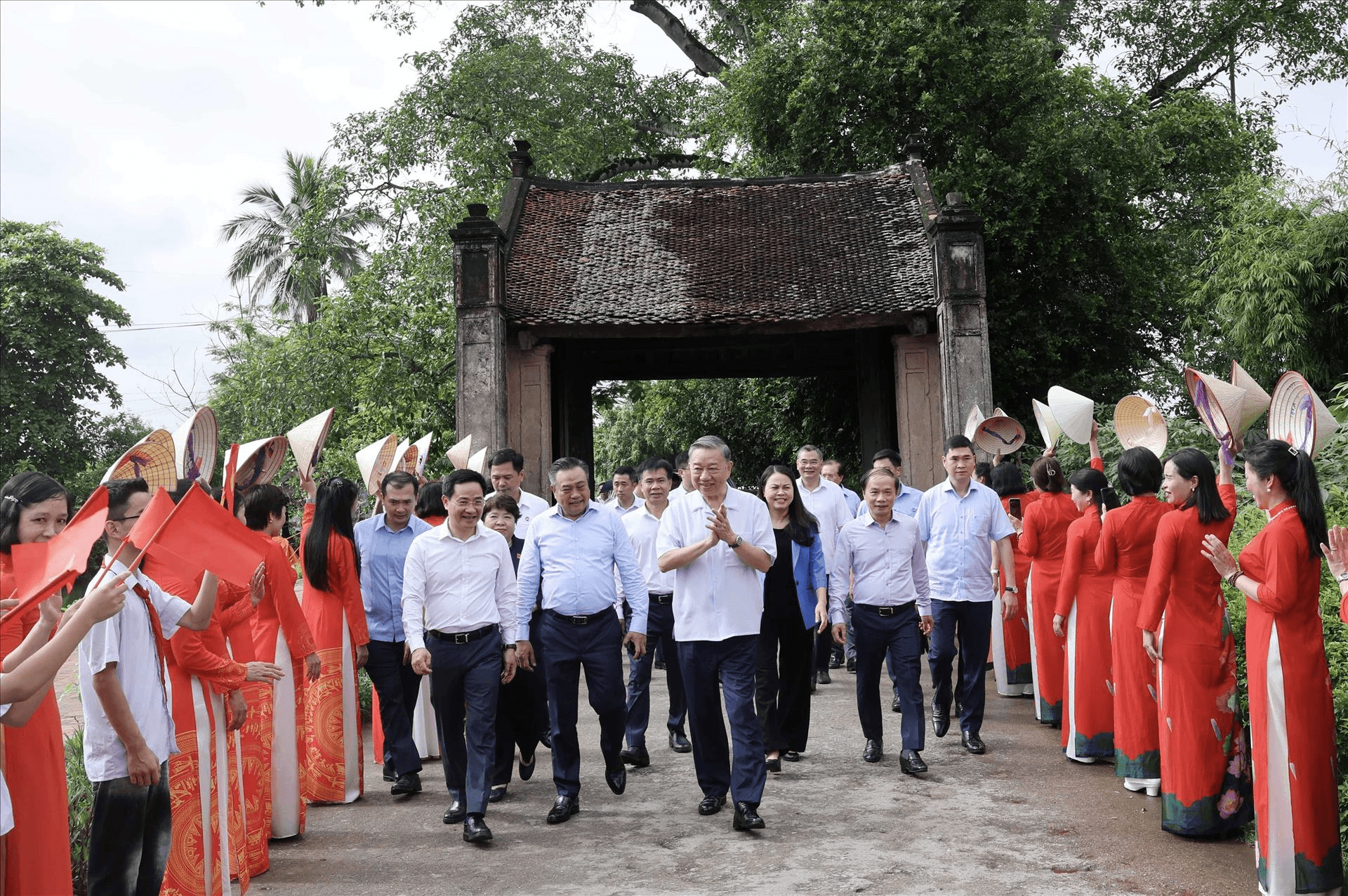 Chủ tịch nước Tô Lâm thăm hỏi, động viên nhân dân Làng cổ Đường Lâm, Sơn Tây