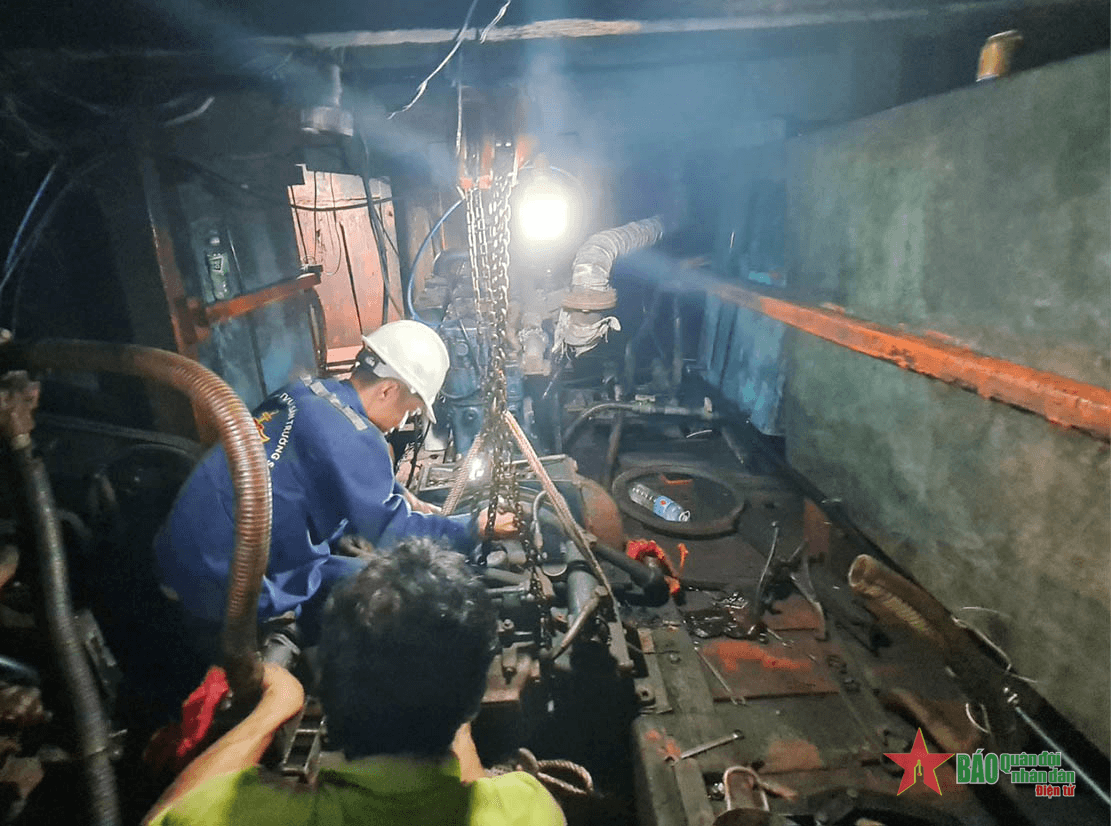 Hải đoàn 129 hỗ trợ sửa chữa thành công tàu cá ngư dân