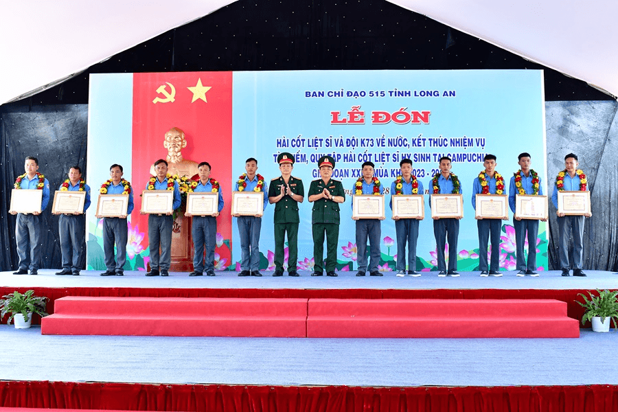 Ban chỉ đạo 515 tỉnh Long An đón hài cốt liệt sĩ và Đội K73 về nước