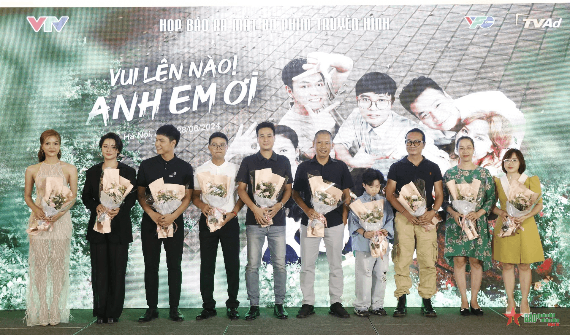 Diễn viên Thái Sơn chống đẩy, vặt lá cây để bớt cười trong phim “Vui lên nào, anh em ơi”