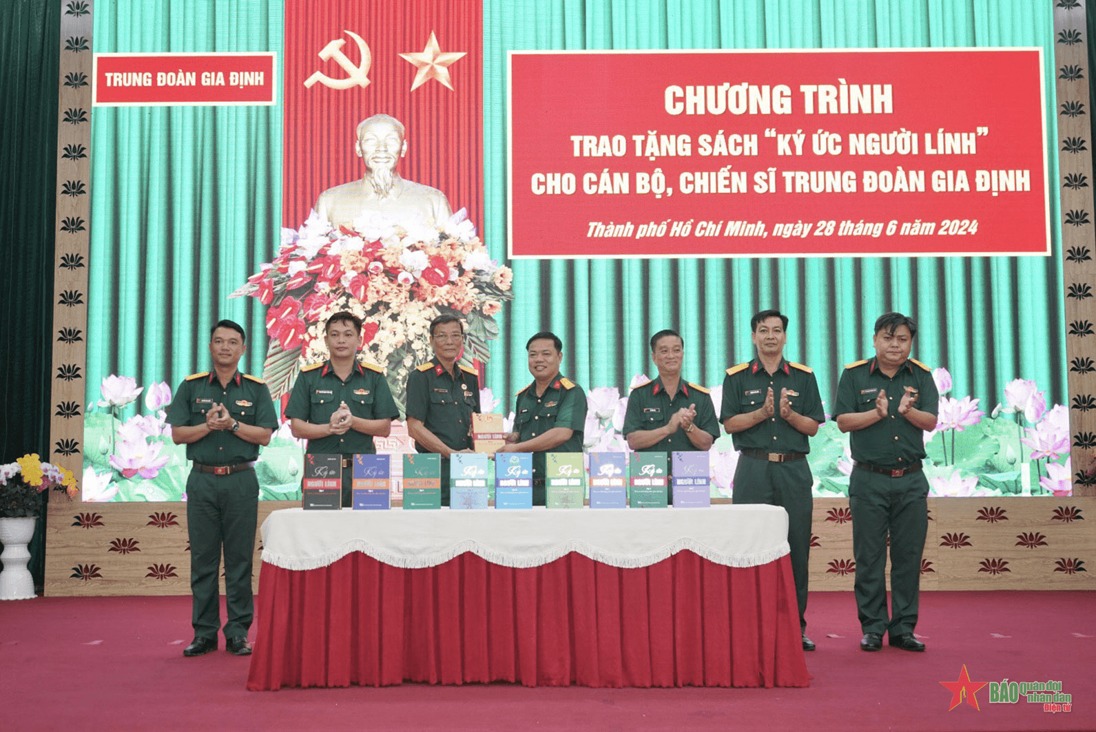 Trao sách “Ký ức người lính” tặng Trung đoàn Gia Định (Bộ tư lệnh TP Hồ Chí Minh)