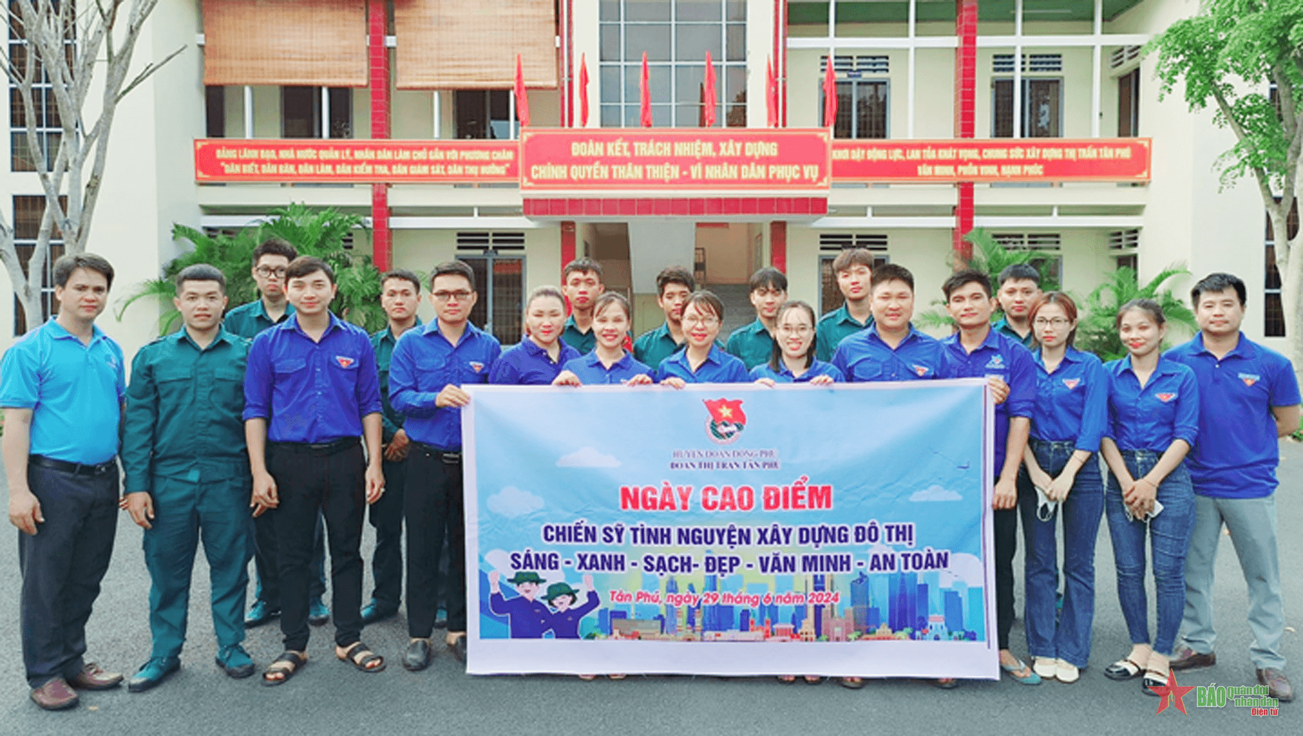 Ngày cao điểm “Tình nguyện xây dựng đô thị xanh, sạch, đẹp” ở Bình Phước