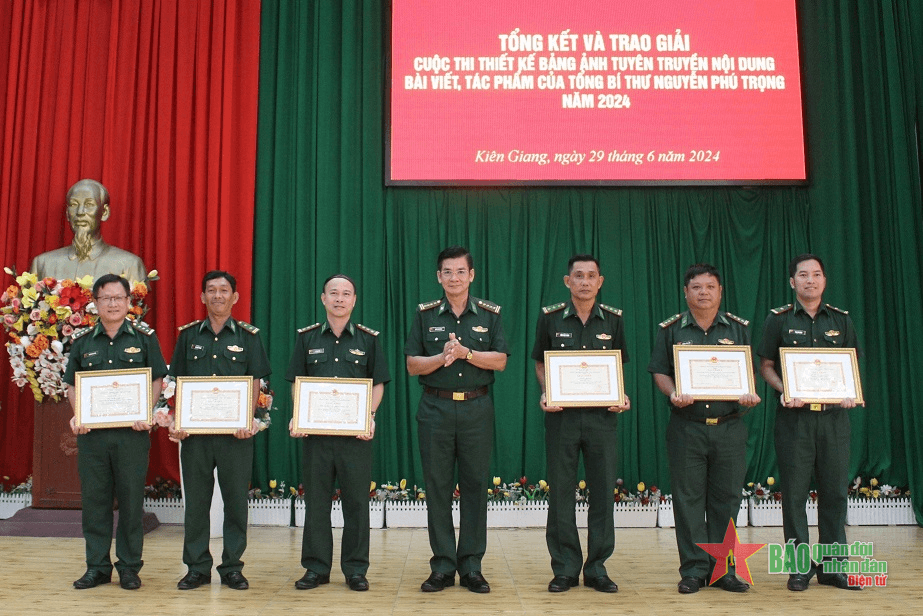 Trao giải Cuộc thi thiết kế bảng ảnh tuyên truyền nội dung bài viết, tác phẩm của Tổng Bí thư Nguyễn Phú Trọng