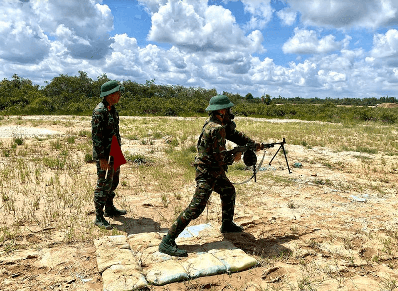 Kiểm tra bắn đạn thật các bài súng bộ binh