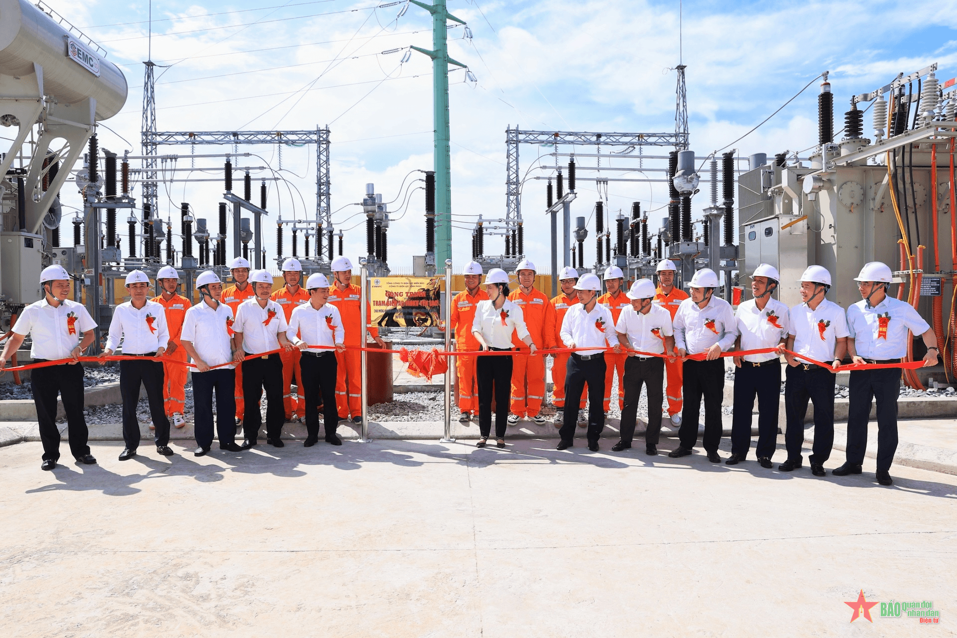 Gắn biển công trình chào mừng 55 năm thành lập Tổng công ty Điện lực miền Bắc