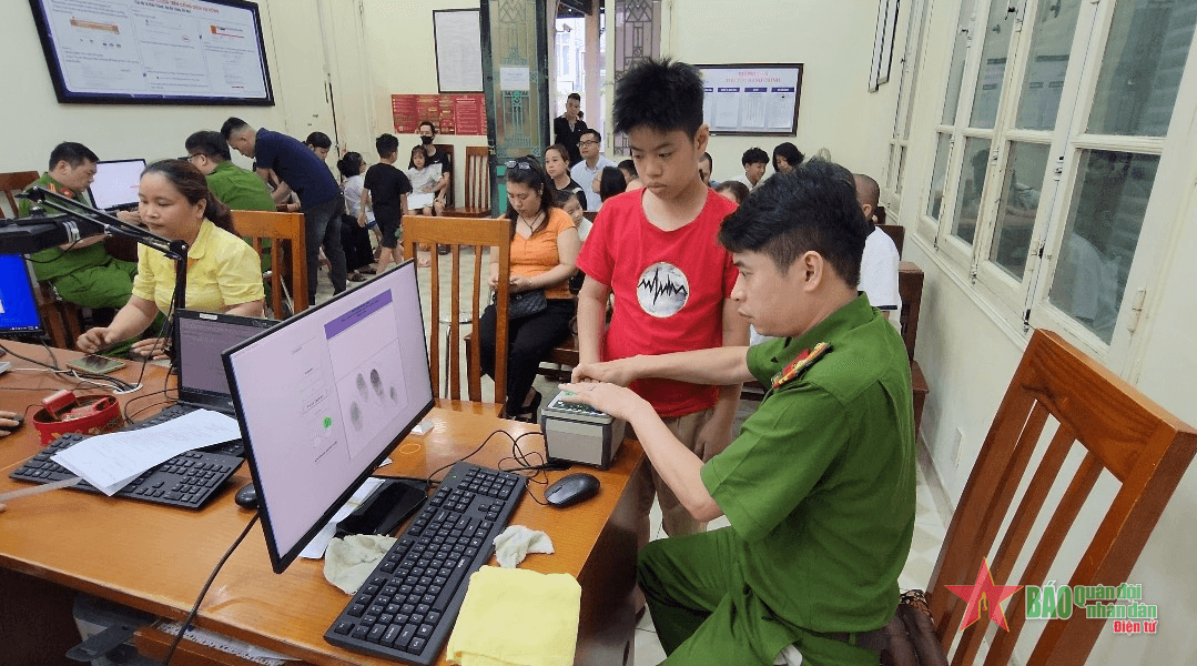 Nhiều gia đình tại Hà Nội đăng ký cấp thẻ căn cước cho con em