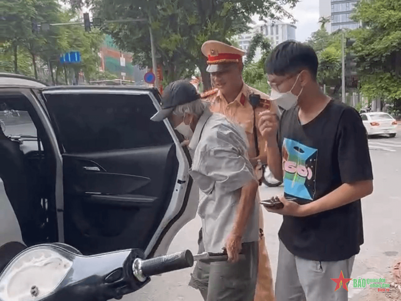 Cảnh sát giao thông Hà Nội tiếp nhận thông tin thông qua trang Zalo hỗ trợ người dân