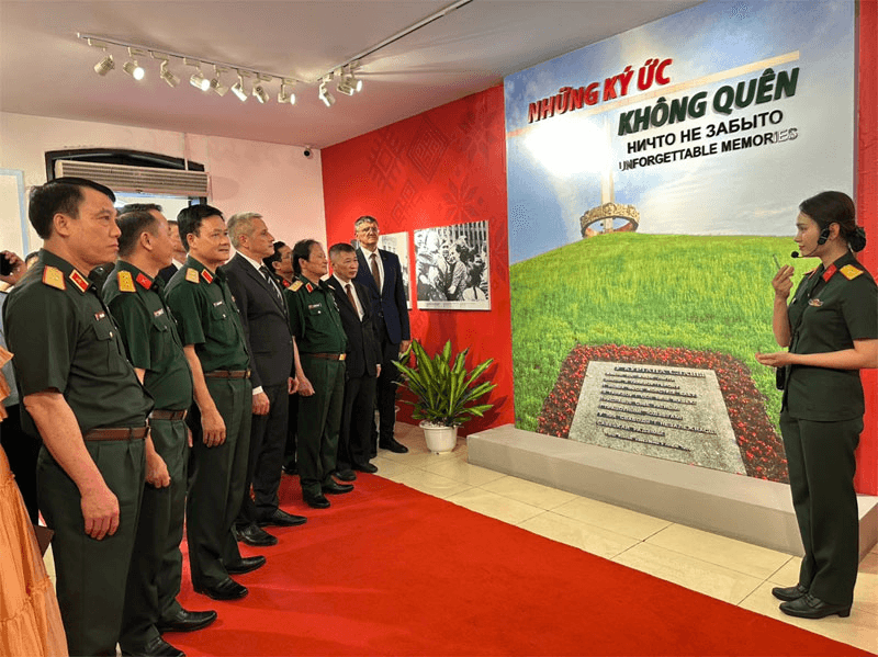 Trưng bày hơn 200 tài liệu, hình ảnh tiêu biểu về lịch sử, địa danh, công trình của Belarus