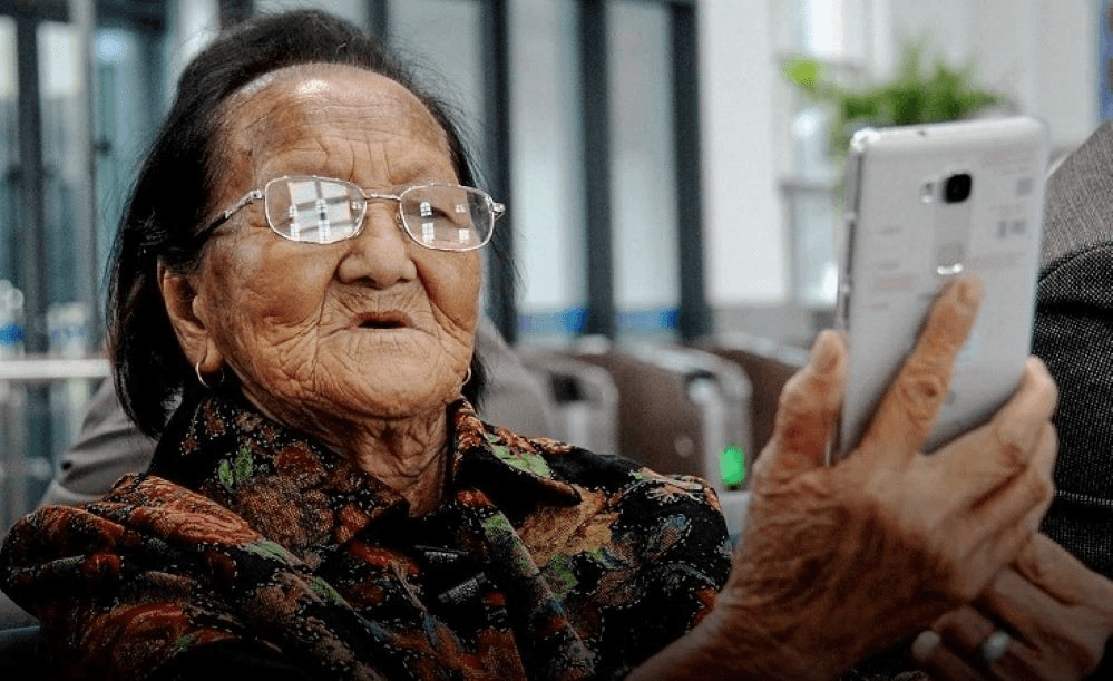 Bảo vệ người cao tuổi trên không gian mạng