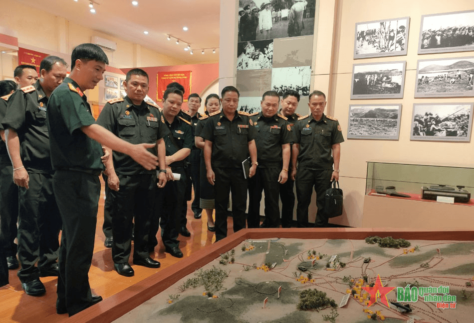 Đoàn cán bộ Văn phòng Tổng cục Chính trị Quân đội nhân dân Lào tham quan, trao đổi kinh nghiệm tại Sư đoàn 316 (Quân khu 2)