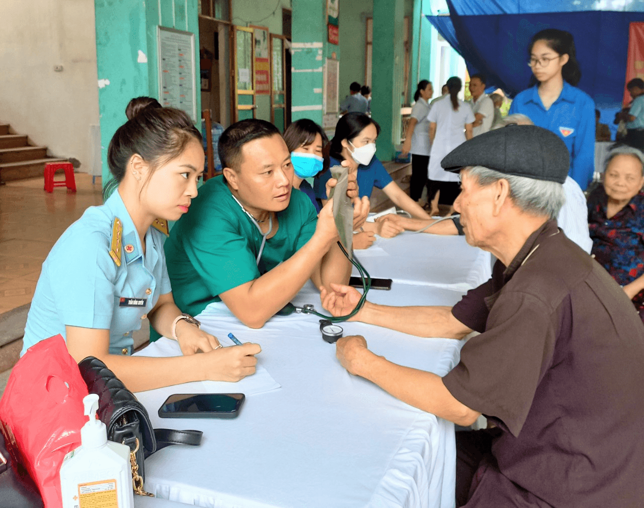 Trung đoàn 916 khám, tư vấn và cấp thuốc miễn phí các đối tượng chính sách ở thị xã Sơn Tây