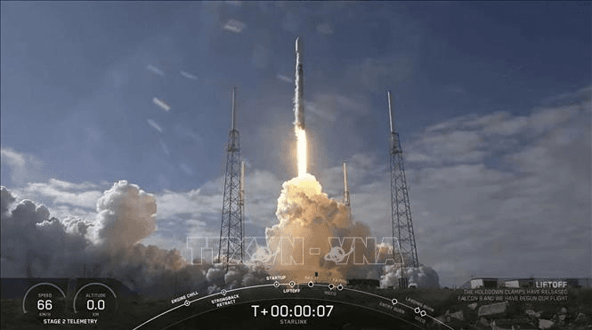 SpaceX phóng 20 vệ tinh Starlink lên vũ trụ