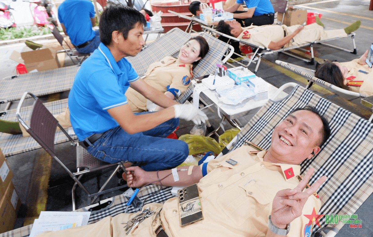 Tuổi trẻ Cảnh sát giao thông TP Hồ Chí Minh xung kích hiến máu tình nguyện