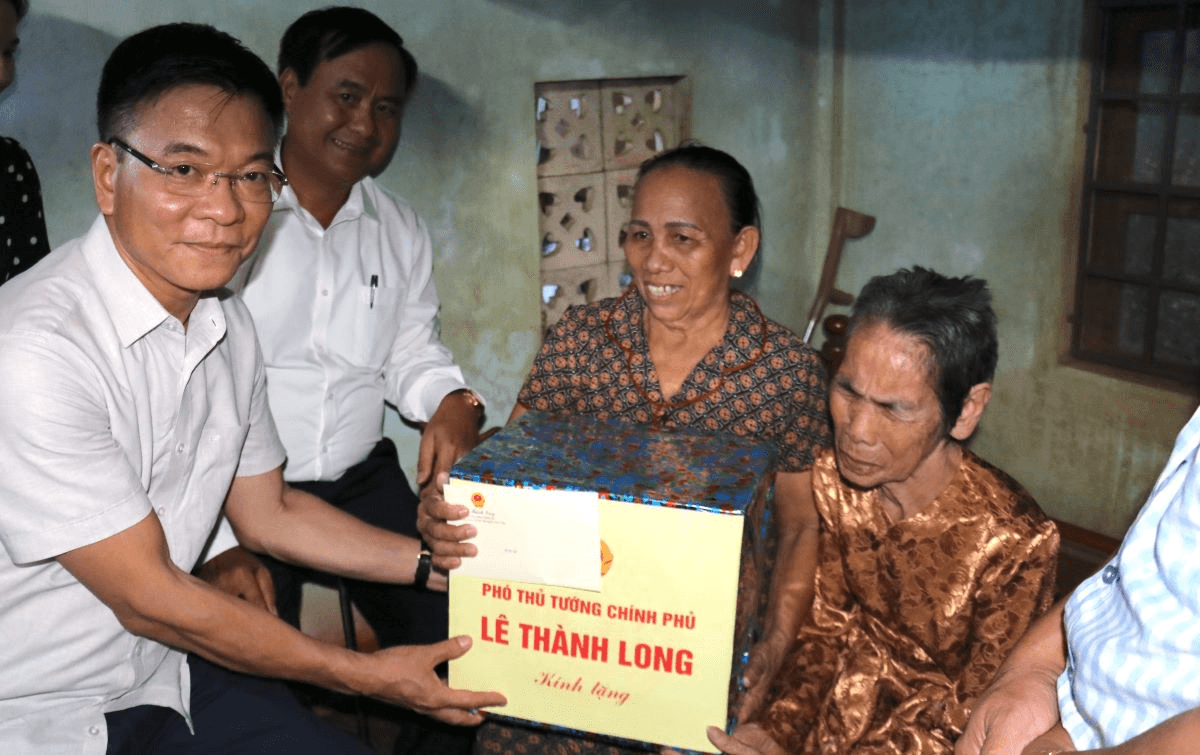 Phó thủ tướng Lê Thành Long thăm và tặng quà tại Quảng Trị