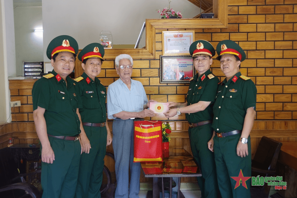 Trung tướng Phạm Trường Sơn tặng quà gia đình chính sách tại tỉnh Quảng Trị