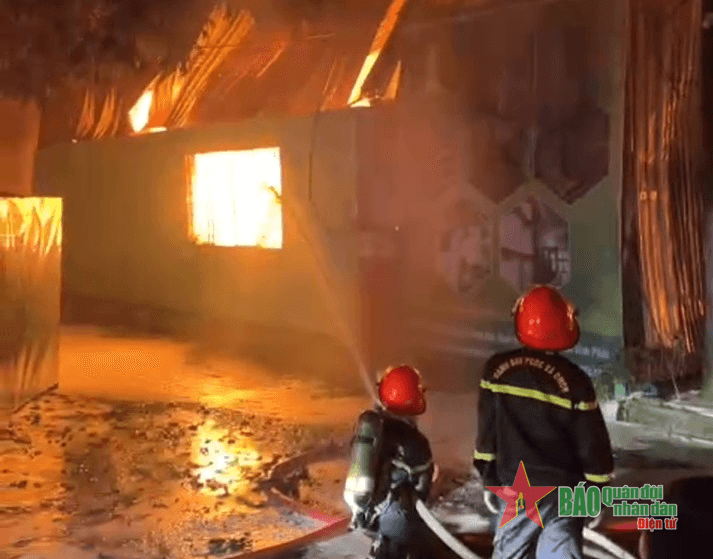 Ban Chỉ huy Quân sự thành phố Phúc Yên xuyên đêm chữa cháy