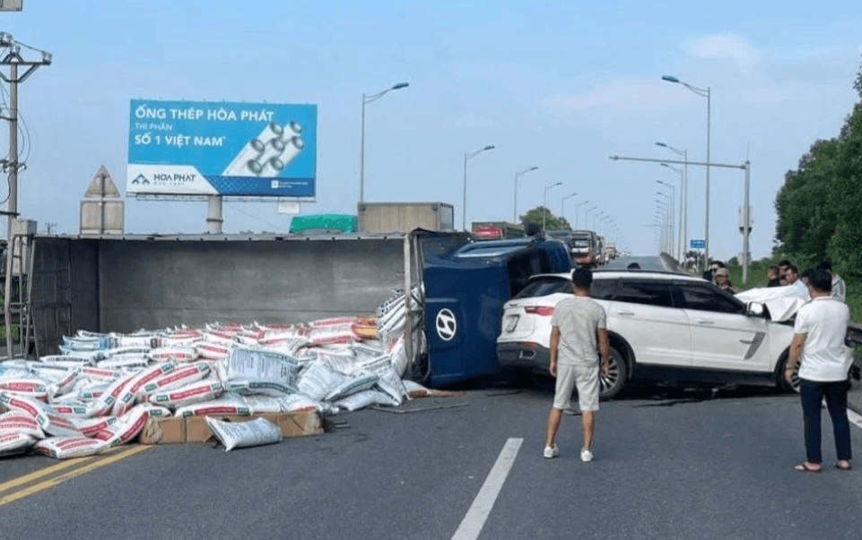 Tai nạn giao thông trên cao tốc Nội Bài - Lào Cai, tắc cả hai chiều