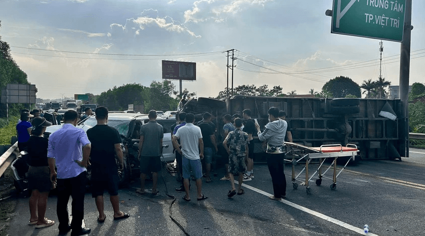 Lái xe ô tô con vụ tai nạn giao thông trên cao tốc Nội Bài - Lào Cai đã tử vong