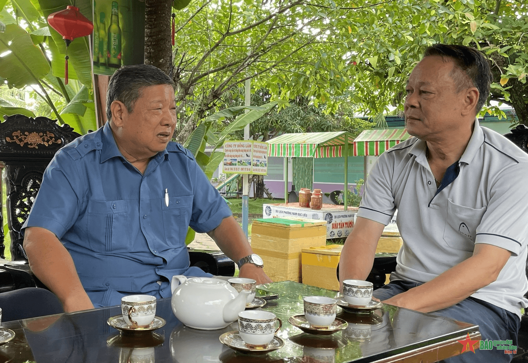 Người nối những bờ vui