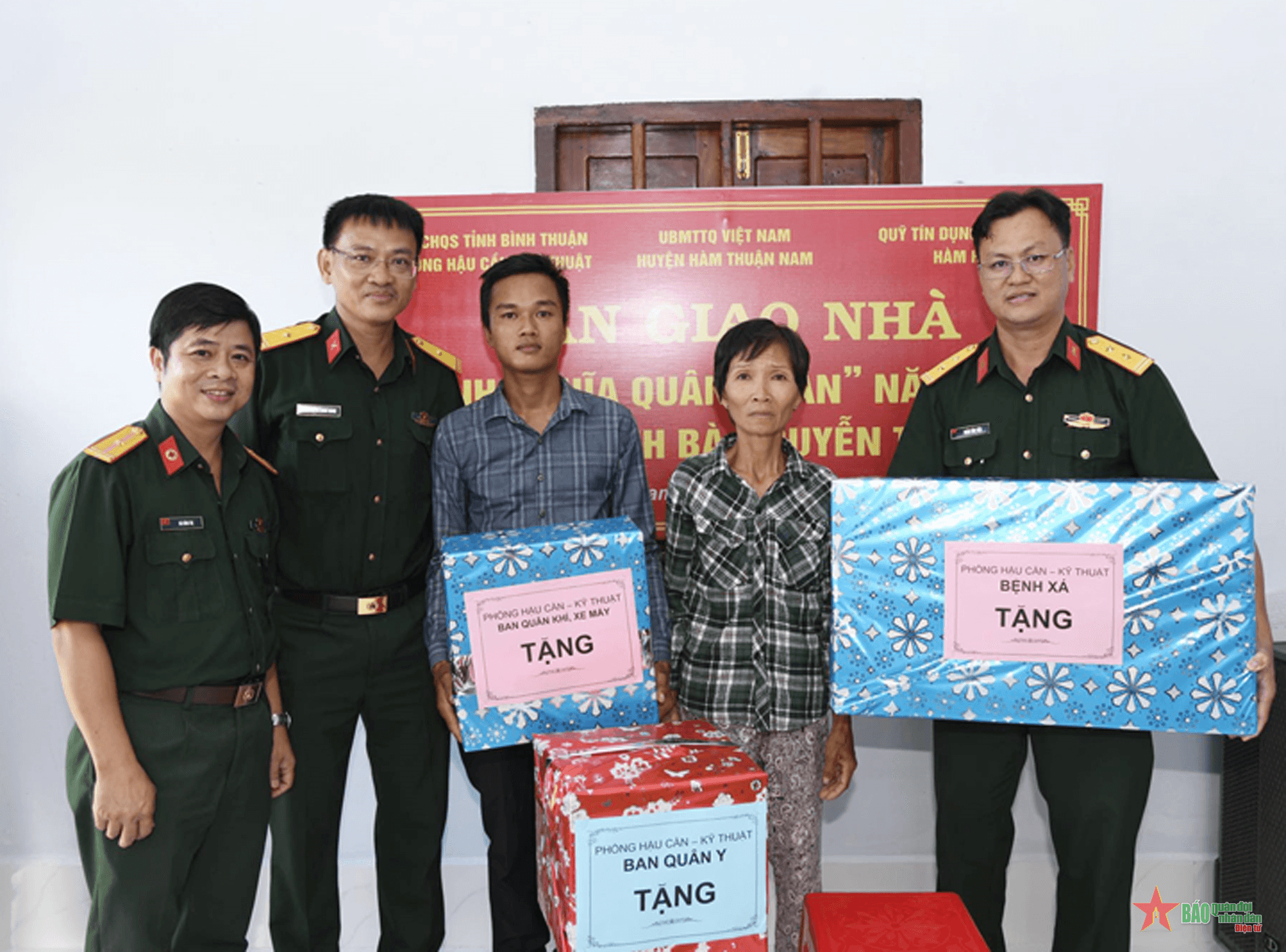 Bộ CHQS tỉnh Bình Thuận trao nhà "Tình nghĩa quân - dân" tặng người dân khó khăn