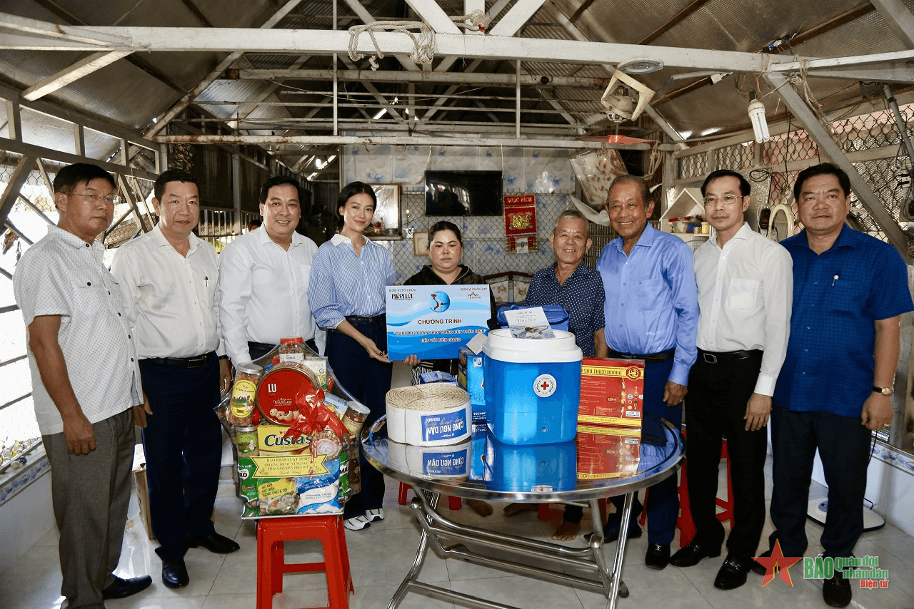 Kiên Giang: “Cùng ngư dân thắp sáng đèn trên biển”