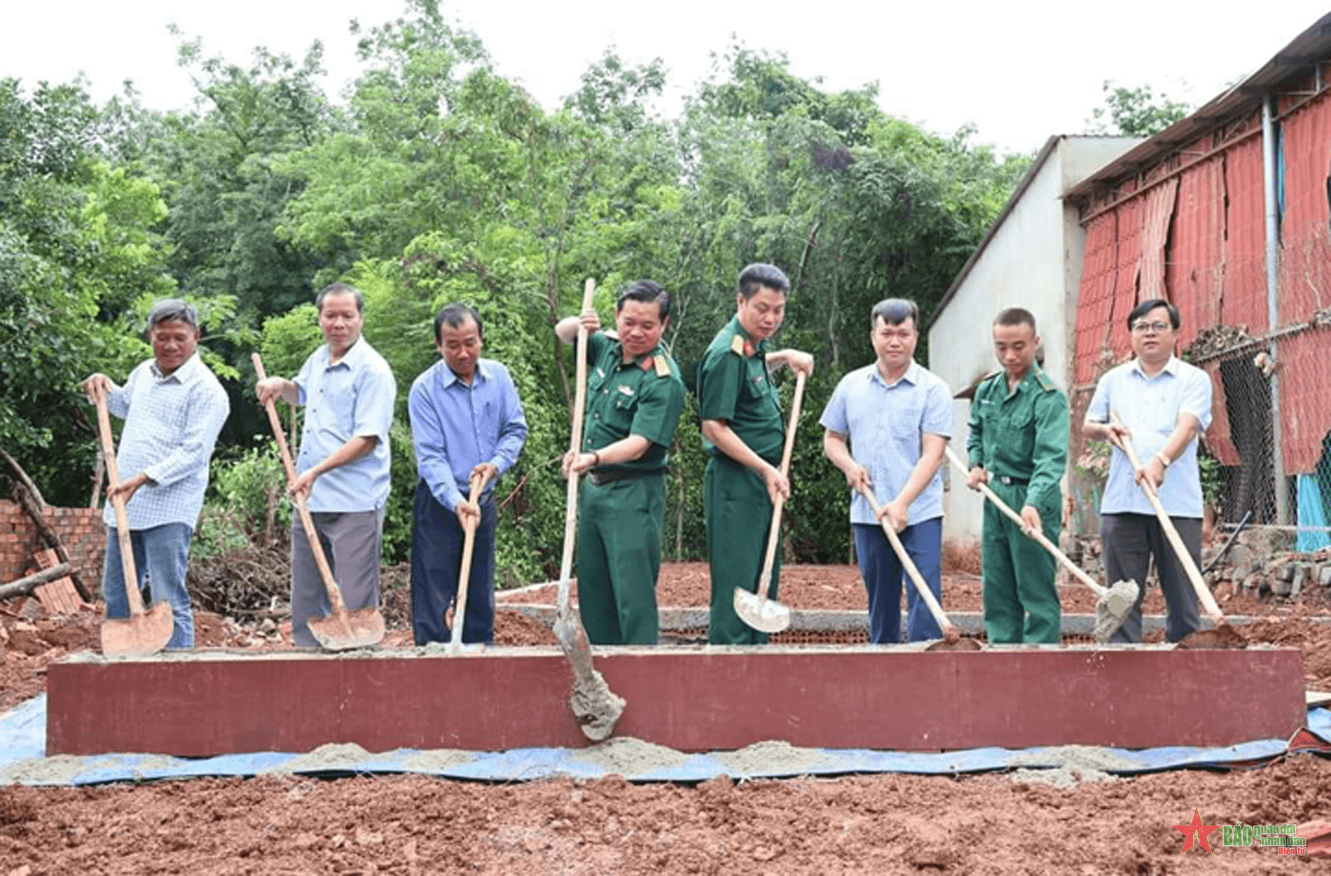 Xây dựng nhà “Tình nghĩa quân dân” tặng gia đình chiến sĩ khó khăn