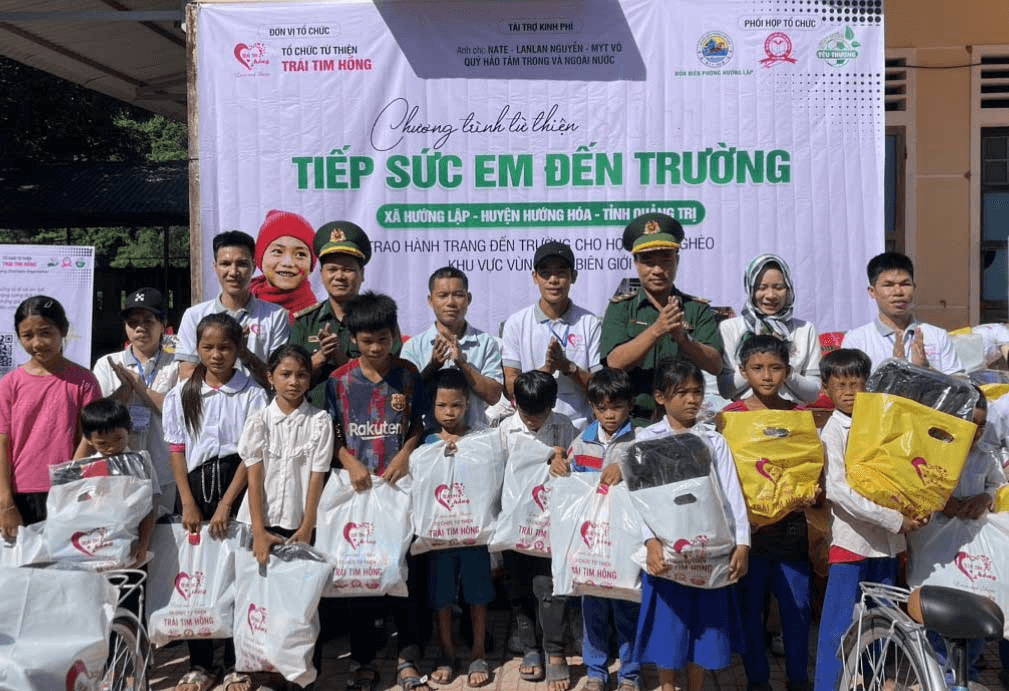 250 phần quà tặng cho học sinh người Vân Kiều xã biên giới Hướng Lập