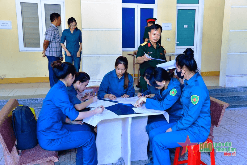 Khám tuyển nữ dân quân tham gia diễu binh, diễu hành kỷ niệm 80 năm Ngày thành lập Quân đội nhân dân Việt Nam