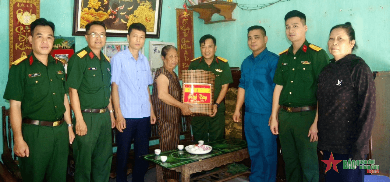 Trung đoàn 692 khám, tư vấn sức khỏe cho nhân dân