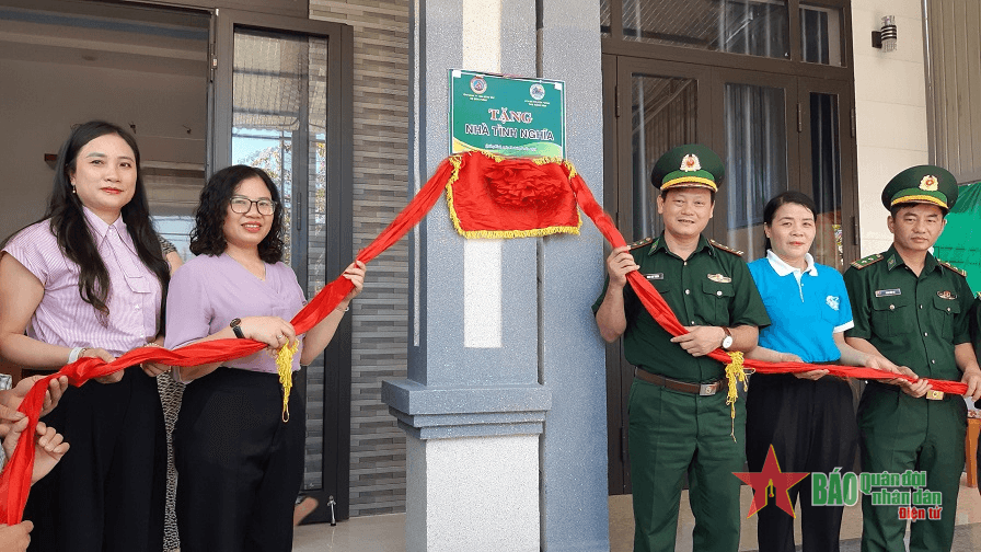 Bộ đội Biên phòng tỉnh Quảng Bình bàn giao "Nhà tình nghĩa" tặng 2 gia đình giáo dân