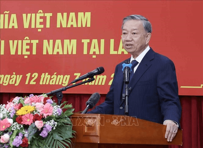 Chủ tịch nước Tô Lâm thăm Đại sứ quán và gặp gỡ cộng đồng người Việt Nam tại Lào