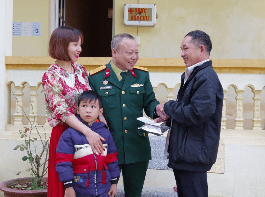Bác sĩ liệt một cánh tay vẫn khát khao chữa bệnh cứu người