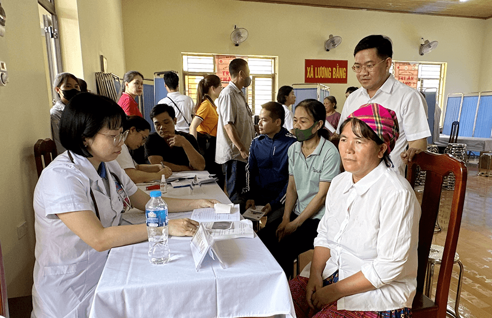 Tặng hơn 300 suất quà tới các gia đình chính sách, người có công huyện Chợ Đồn
