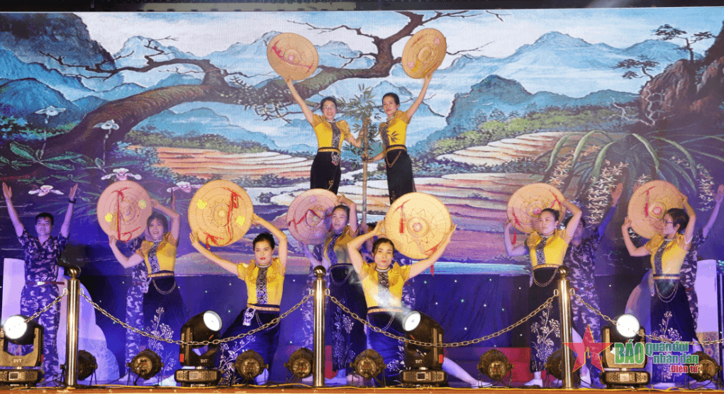 Đẩy mạnh phong trào văn nghệ quần chúng, xây dựng đời sống tinh thần phong phú cho bộ đội